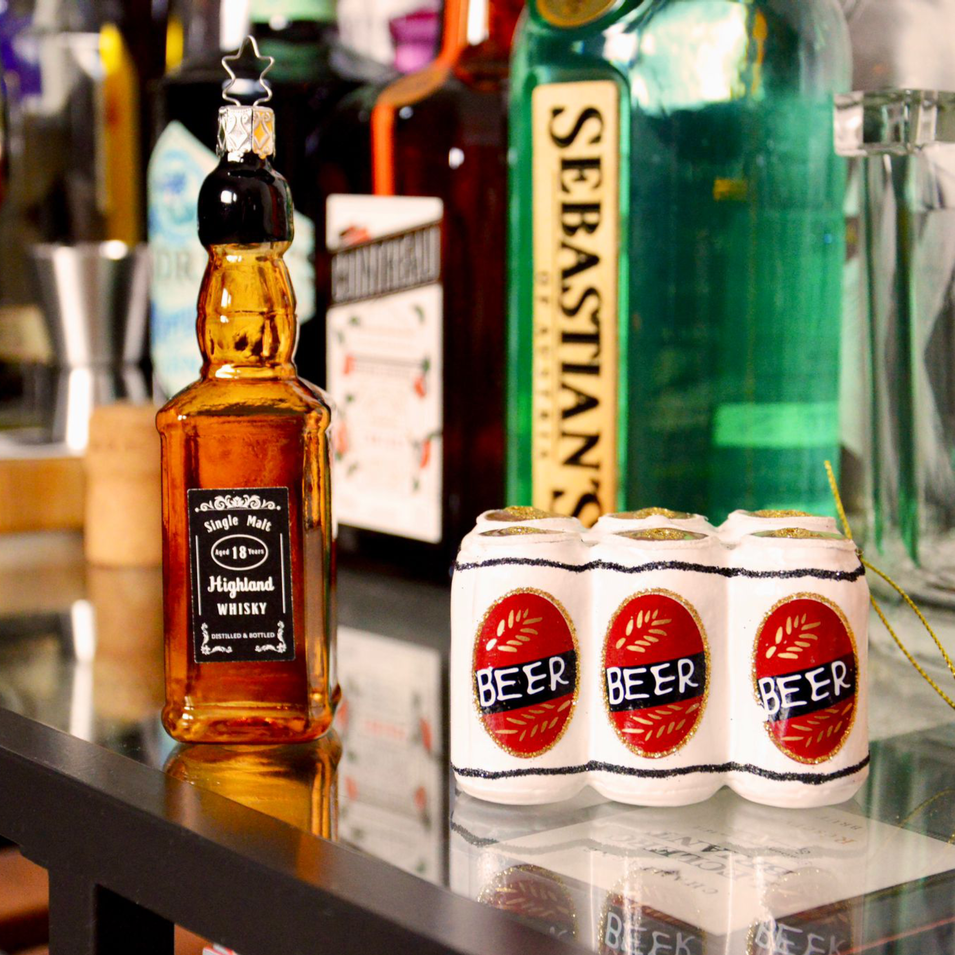 Bier, Bierblikken, wit, rood. whisky fles, kerstbal, kerstornament, glazen ornament