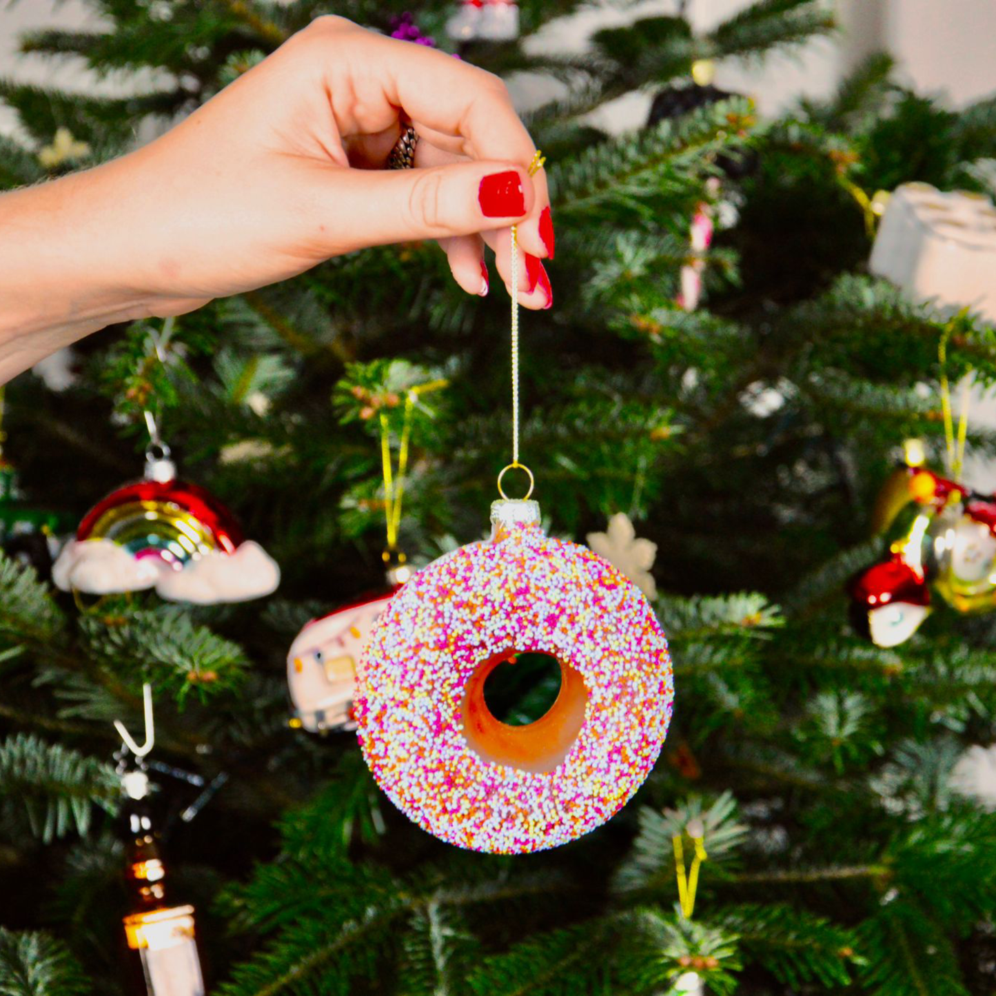 Donut, kerstbal; rood; roze, bruin; koek; kerstboom; glazen ornament