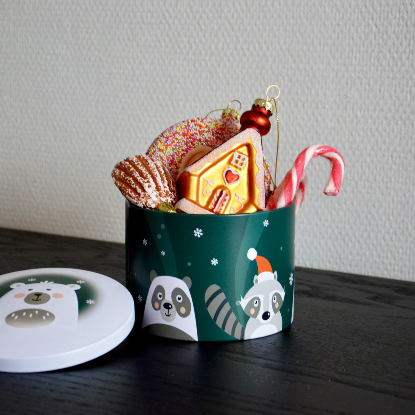 Bruin, wit, madeleine, koekje, cakeje, kerstbal, snoeptrommel, kerstballen, kerstornament, van glas, glazen, koektrommel