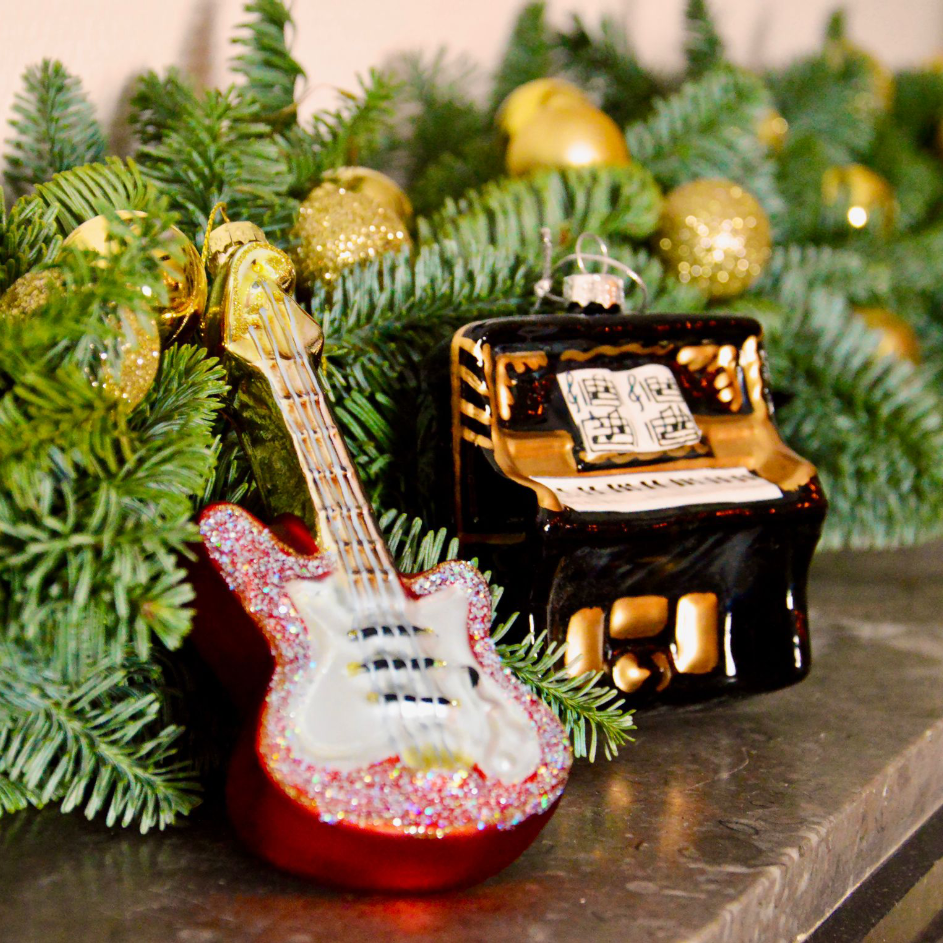 Glazen kerstbal, rode elektrische gitaar, H15cm - een muzikale toevoeging aan je kerstversiering, gitaar, piano, zwart, kerstboom