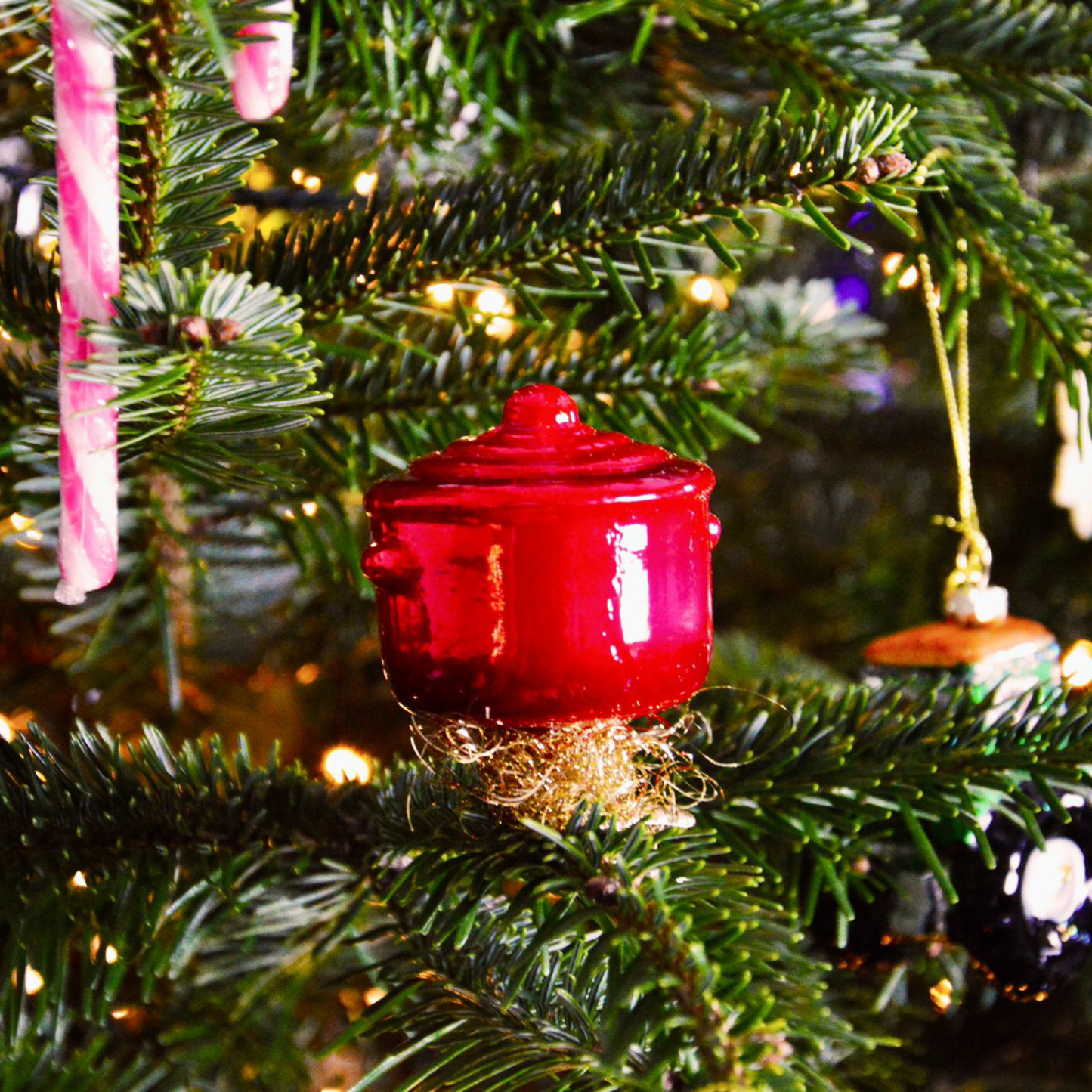 Kerstbal, kerstknip, rood, rode, pak, gietijzeren pan, glazen ornament, kerstboom