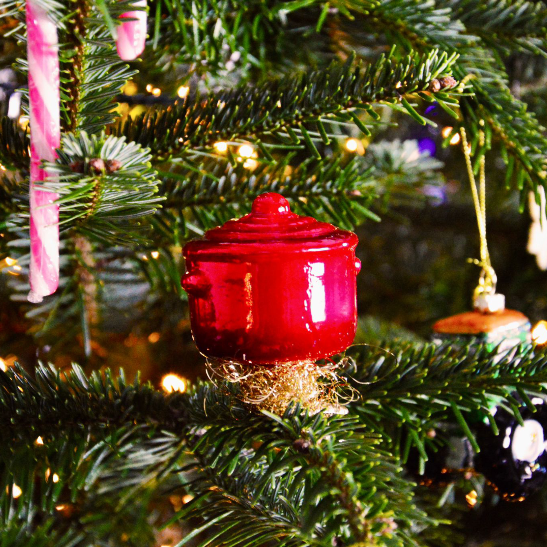 Kerstbal, kerstknip, rood, rode, pak, gietijzeren pan, glazen ornament, kerstboom