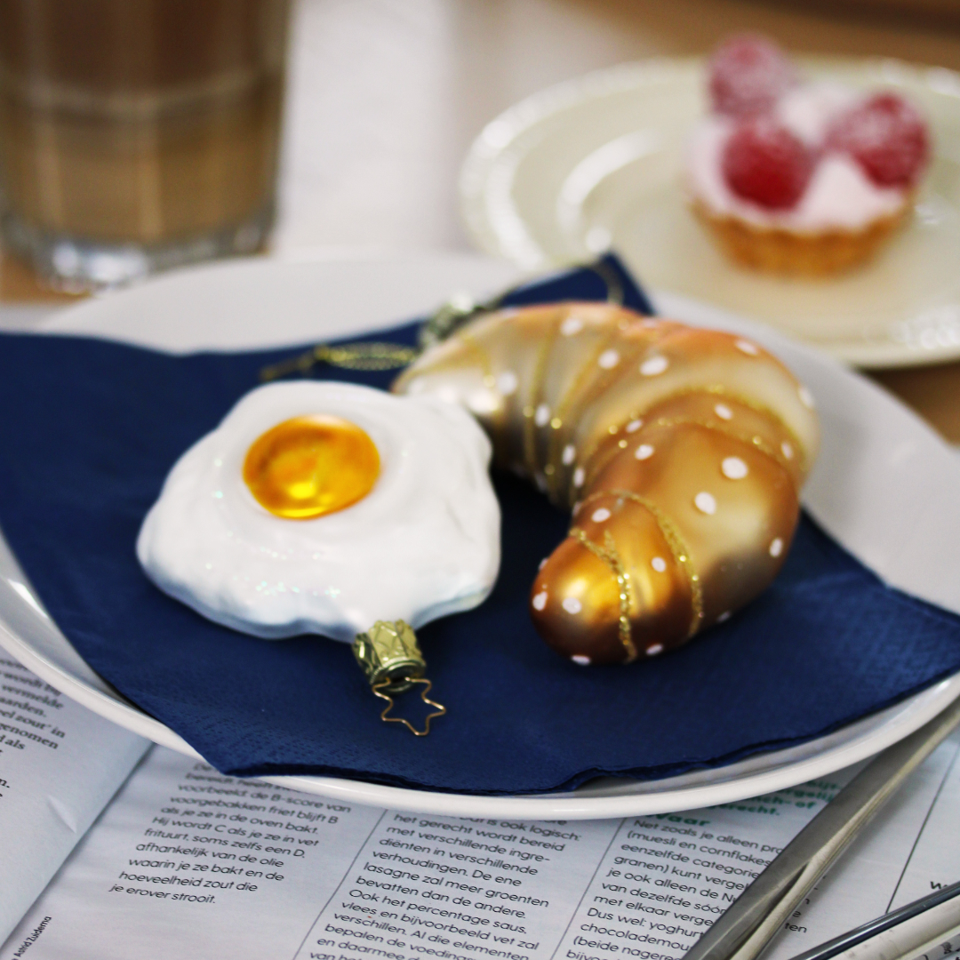 sfeerbeeld ontbijt, kerstballen, ei, crossiont, kerstbal, kersthanger ei