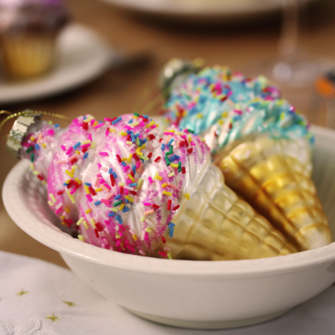 sfeerbeeld ijsje, softijs kerstbal, kersthanger roze, blauw